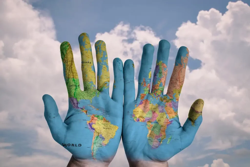 Des paumes de mains peintes avec la carte du monde